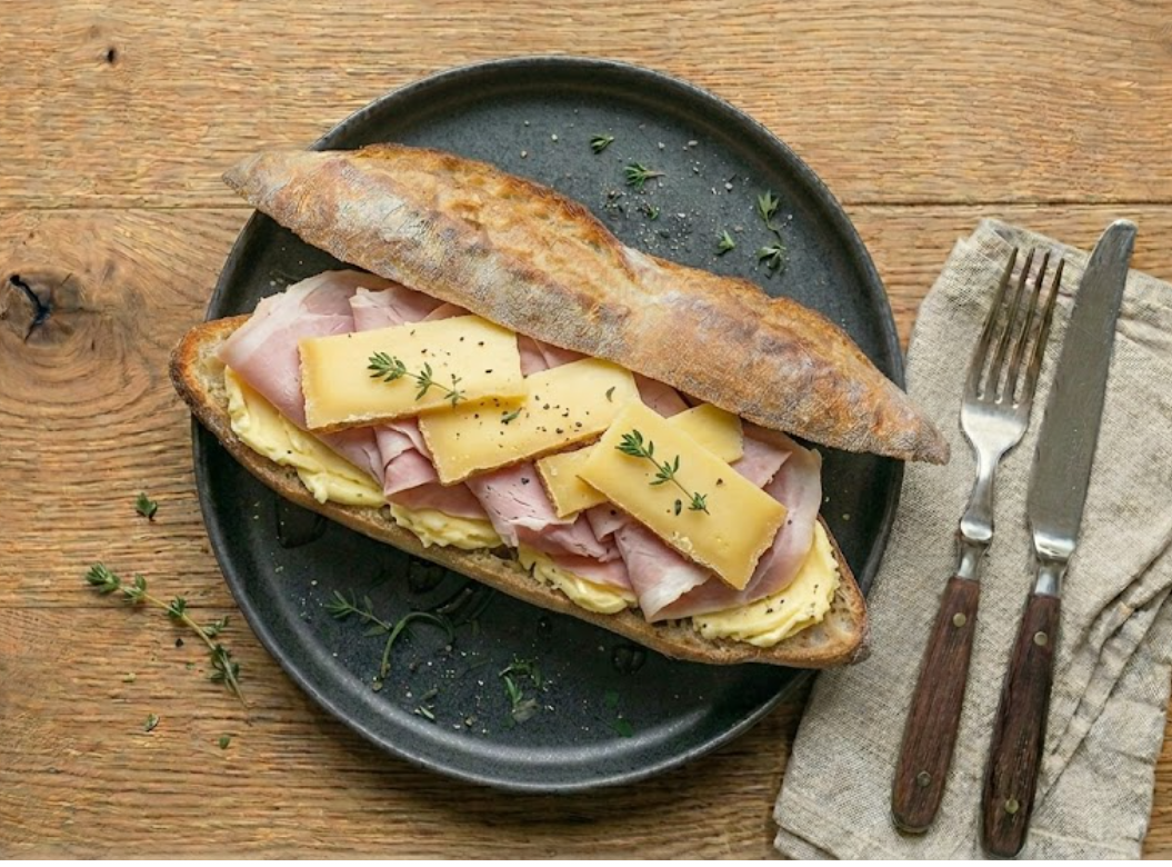 Sandwich Le Parisien — jambon blanc, beurre demi-sel, comté 24/48 sur pain de tradition.