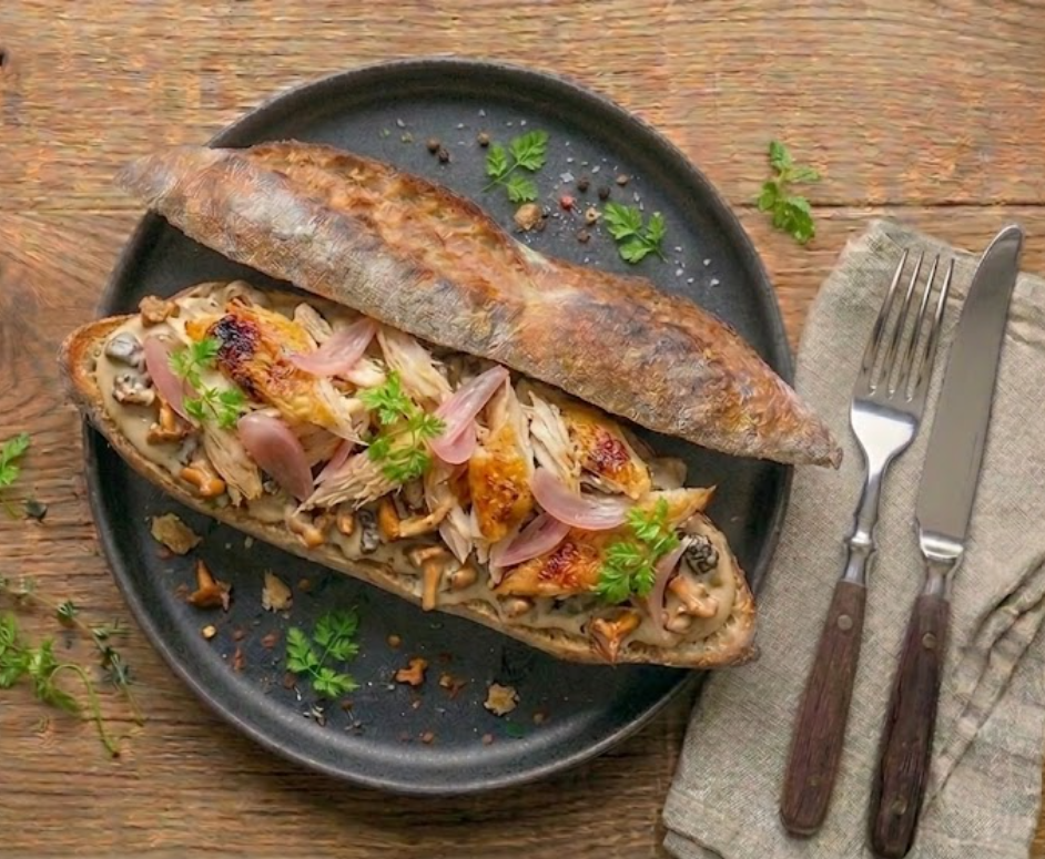 Sandwich Le Solognot — poulet rôti, sauce forestière, huile de cerfeuil, pickles d'échalote au vinaigre de miel.