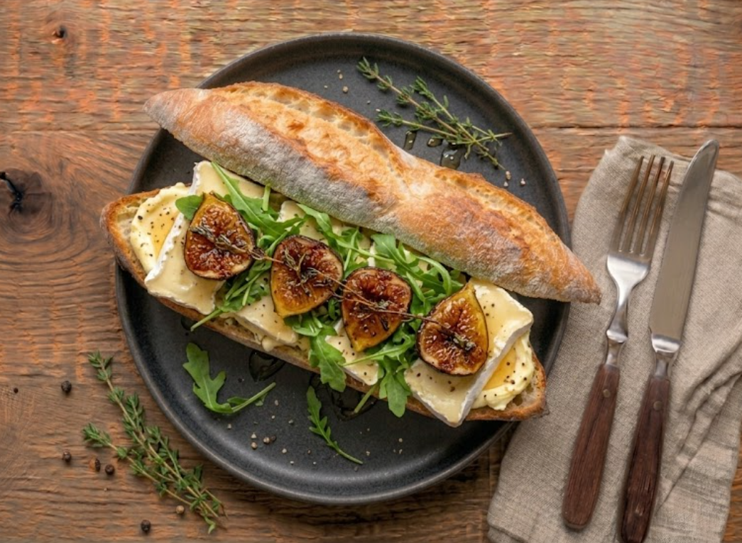 Sandwich Le Briard — brie, figues rôties au miel et thym, roquette, beurre demi-sel, poivre, miel sur baguette tradition.